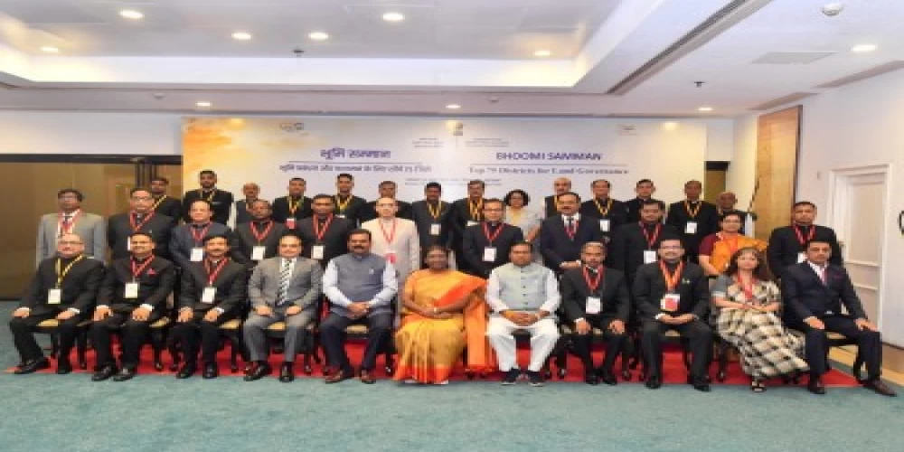 President of India presents the Bhoomi Samman to State Secretaries and District Collectors